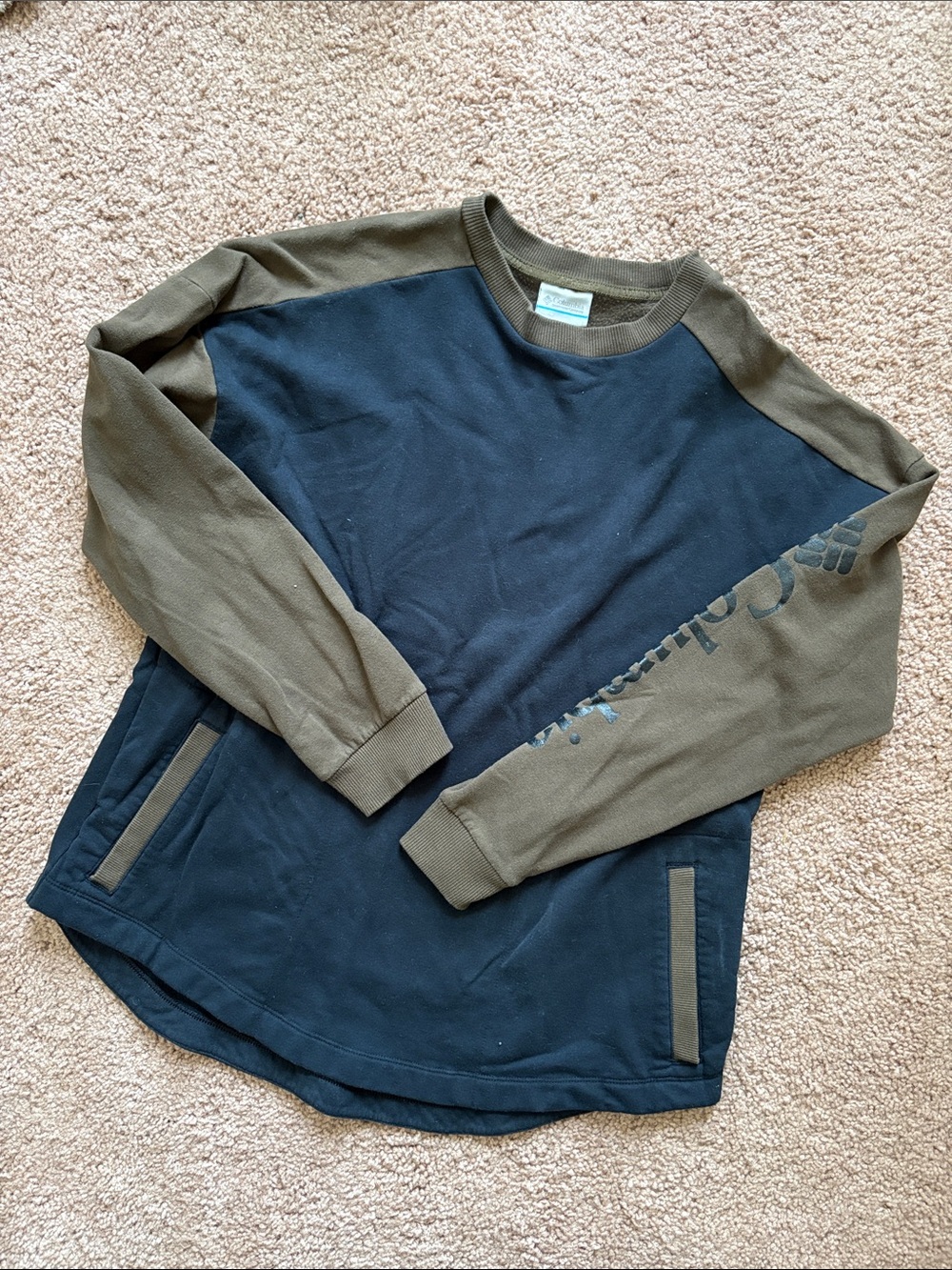 Two-Tone Crewneck Sweatshirt in Black and Olive